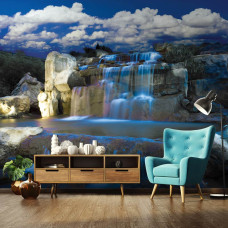 Eine Fototapete mit einem blauen Wasserfall in einer natürlichen Umgebung, zu sehen im Wohnraum.