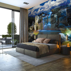 Eine Fototapete mit einem blauen Wasserfall in einer natürlichen Umgebung, zu sehen im Wohnzimmer und Schlafzimmer.