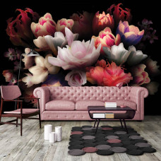 Eine Fototapete mit einem bunten Blumenstrauß, zu sehen im Wohnzimmer.