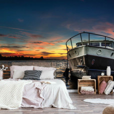 Eine Fototapete mit einem Boot und einem Steg bei Sonnenuntergang, perfekt für das Schlafzimmer.