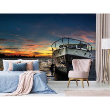Eine Fototapete mit einem beruhigenden Sonnenuntergang auf einem Steg, ideal für das Schlafzimmer.
