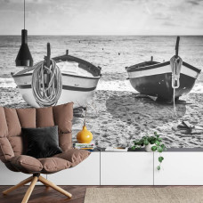 Eine Fototapete mit einer idyllischen Strandlandschaft mit Booten, perfekt für ein Wohnzimmer.