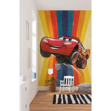 Eine Fototapete von Disneys Lightning McQueen in einem Sprungmoment aus Cars, perfekt für ein Kinderzimmer.