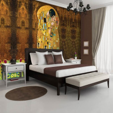 Eine Fototapete "Der Kuss" von Gustav Klimt mit einem romantischen und detaillierten goldenen Hintergrund in einem Schlafzimmer.
