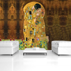 Eine Fototapete "Der Kuss" von Gustav Klimt, die Wärme und Intimität in ein Wohnzimmer bringt.