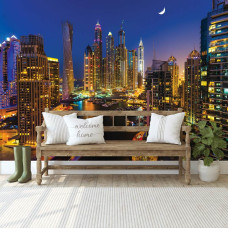 Eine Fototapete von den Wolkenkratzern in Dubai bei Nacht für das Wohnzimmer.