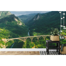 Eine Fototapete mit der Tara-Brücke in Montenegro, abgebildet in einem Schlafzimmer.