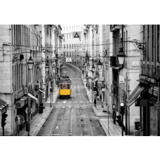 Gelbe Straßenbahn, die durch eine Straße fährt, Fototapete inspiriert von Stadtbildern von San Francisco oder Lissabon.