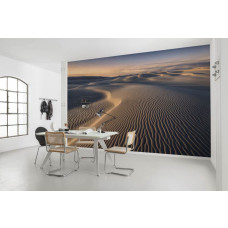 Eine Fototapete mit leuchtenden Linien über Sanddünen in einer Wüstenlandschaft im Wohnzimmer.
