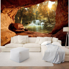 Fototapete mit einem Wasserfall, der von einer Höhle im Wohnzimmer aus sichtbar ist.