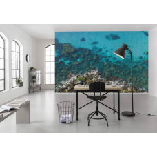 Eine Fototapete von einem klaren blauen Meer mit einer friedlichen Landschaft in einem Büro.