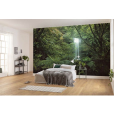 Eine Fototapete von einem Dschungel mit einem Wasserfall im Schlafzimmer.