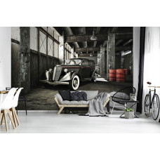 Eine Fototapete mit einem Oldtimer in einer alten Garage für das Wohnzimmer.