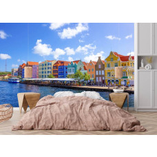 Fototapete mit den bunten Häusern von Willemstad in einem gemütlichen Schlafzimmer.