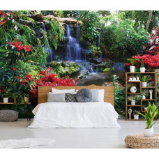 Fototapete eines bunten Dschungels mit Wasserfall und Grünpflanzen im Schlafzimmer.