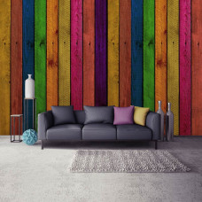 Eine Fototapete mit bunten Regalen aus Holz im Industriestil für das Wohnzimmer.