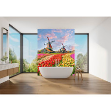 Fototapete mit einem farbenfrohen Tulpenfeld in einem modernen Badezimmer.