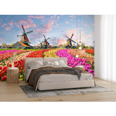 Fototapete mit blühenden Tulpen und historischen Windmühlen in einem modernen Schlafzimmer.