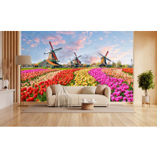 Fototapete mit farbenfrohen Tulpen und Windmühlen in einem modernen Wohnzimmer.