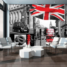 Eine Fototapete von London mit englischer Flagge, rotem Bus und klassischer Telefonzelle in einer Stadtkulisse.