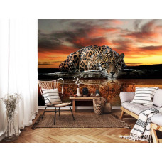 Eine Fototapete mit einem Leopard und Panther in Jagdposition sowie einem Gepard und Jaguar für das Wohnzimmer.