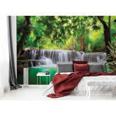 Eine Fototapete mit einem magischen Wasserfall in einem Dschungelwald für das Schlafzimmer und Wohnzimmer.