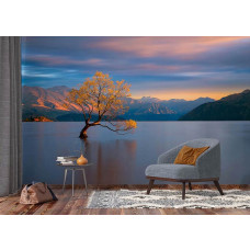 Fototapete magischer Sonnenuntergang am Bergsee im Wohnzimmer mit Vliestapete.