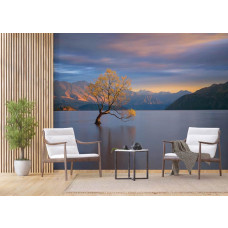 Fototapete magischer Sonnenuntergang am Bergsee im Wohnzimmer mit Vliestapete.