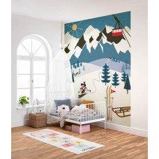 Eine Fototapete von Mickey Mouse Skifahren in den verschneiten Alpen, ideal für ein Kinderzimmer.