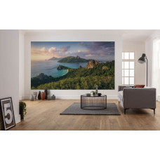 Eine Fototapete von Monkey Island, mit Bergen und Meer, ideal für Naturliebhaber.