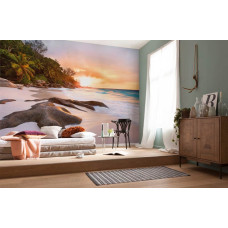 Eine Fototapete mit einer heiteren Naturansicht eines weißen Strandes und ruhigem Meer, perfekt für die Schaffung einer beruhigenden Atmosphäre. Dieses Design bringt eine entspannende Atmosphäre ins Wohnzimmer.
