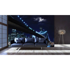 Eine Fototapete der Brooklyn Bridge in New York bei Nacht für das Wohnzimmer.
