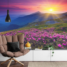 Eine Fototapete mit einem ruhigen Sonnenuntergang in einer Berglandschaft voller natürlicher Pracht, perfekt für ein Wohnzimmer.