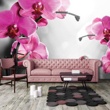 Eine Fototapete mit rosafarbenen Orchideen und natürlichen Elementen in einem Wohnzimmer.