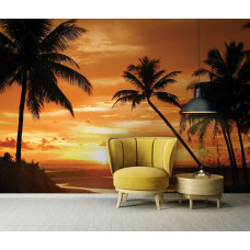 Eine Fototapete mit einem Sonnenuntergang und Palmen im Wohnzimmer.