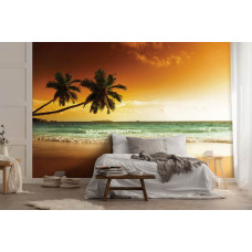 Eine Fototapete mit Palmen über Strand und Meer, tropisches Thema für das Schlafzimmer mit einem exotischen Look.