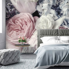 Eine romantische Fototapete mit pastellfarbenen Blumen wie Rosen, Pfingstrosen und Tulpen im Schlafzimmer.