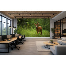 Fototapete mit einem Reh in einem grünen Wald für ein stilvolles Büro.