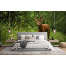 Fototapete mit einem Reh in einer ruhigen Waldlandschaft in einem modernen Schlafzimmer.