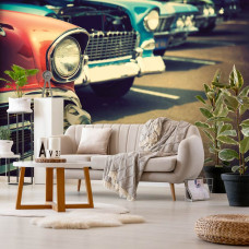 Eine Fototapete mit Retro-Autos in einem Wohnzimmer mit Vliestapete.