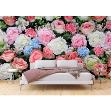 Schlafzimmer mit Fototapete aus rosa, weißen und hellblauen Rosen hinter einem weißen Bett.