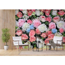 Wohnzimmer mit Fototapete aus bunten Rosen hinter zwei Sesseln und einem Beistelltisch.