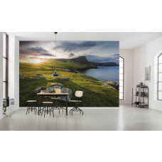 Eine Fototapete mit einer paradiesischen Landschaft in Schottland, mit der Isle of Skye in der Ferne.