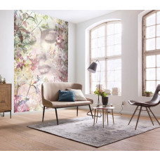 Eine künstlerische Fototapete mit Blumen und einer weiblichen Silhouette, die in einem abstrakten Stil dargestellt ist. Dieses Design verleiht dem Wohnzimmer ein elegantes und anspruchsvolles Element.