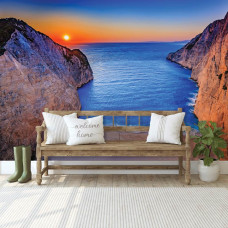 Eine Fototapete vom Shipwreck Beach auf Zakynthos mit einem Schiffswrack am Strand in Griechenland, zu sehen im Wohnraum.
