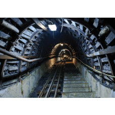 Kohlebergwerk mit einem 3D-Tunnel und Gleiseffekten auf einer beeindruckenden Fototapete.