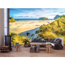 Eine Fototapete einer natürlichen Strandlandschaft mit Dünen und Meer im Wohnzimmer.
