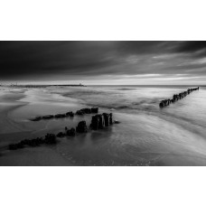 Schwarz-weißer Horizont, Fototapete des Meeres mit einem ruhigen und heiteren Sonnenuntergang.