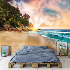 Eine Fototapete mit einem Strand bei Sonnenuntergang, ideal für ein Schlafzimmer.