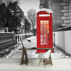 Eine Fototapete mit einer roten Telefonzelle in einer schwarz-weißen Londoner Straßenszene für das Büro.